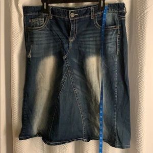 Adorable midi jean skirt